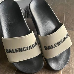 Balenciaga gray and black rubber logo pool slides